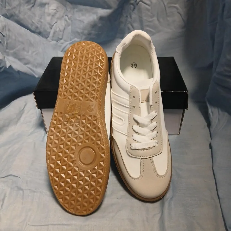 UK 7 WHITE & BEIGE TRAINERS – H1162 (EU 41)