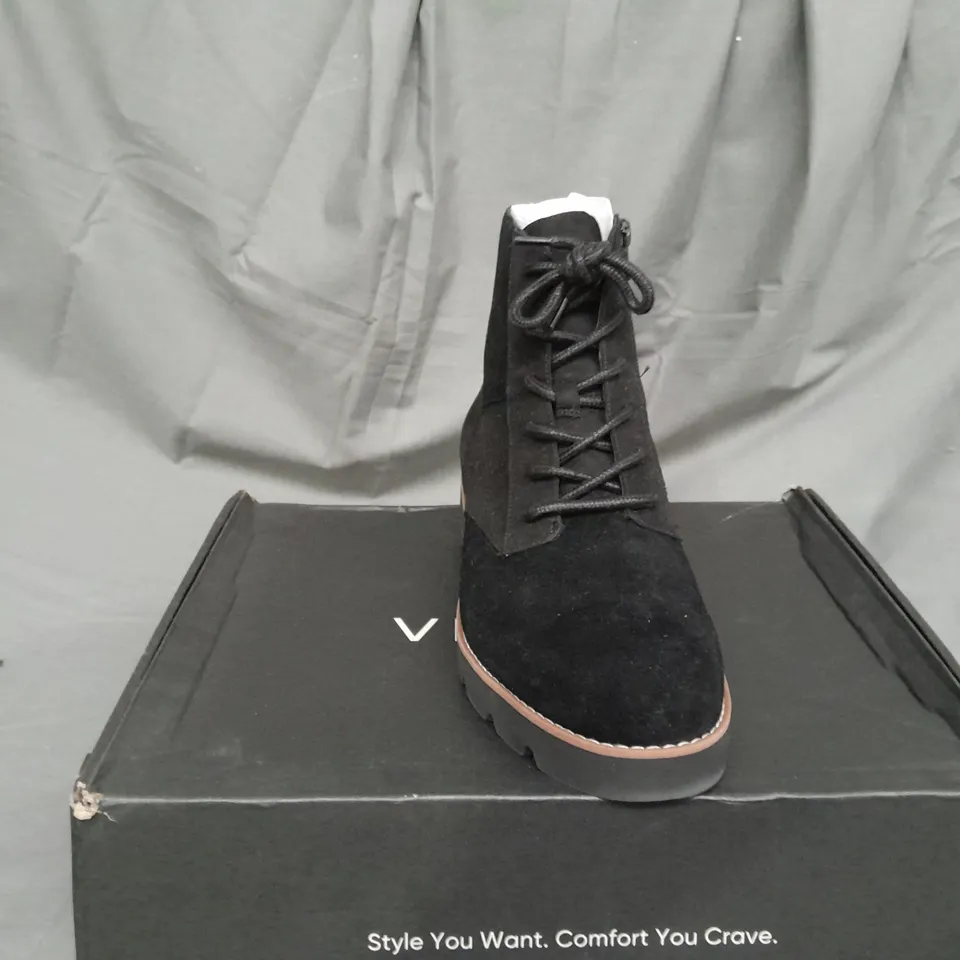 BOXED PAIR OF VIONIC LARSON LACE UP BOOTS IN BLACK SIZE 6
