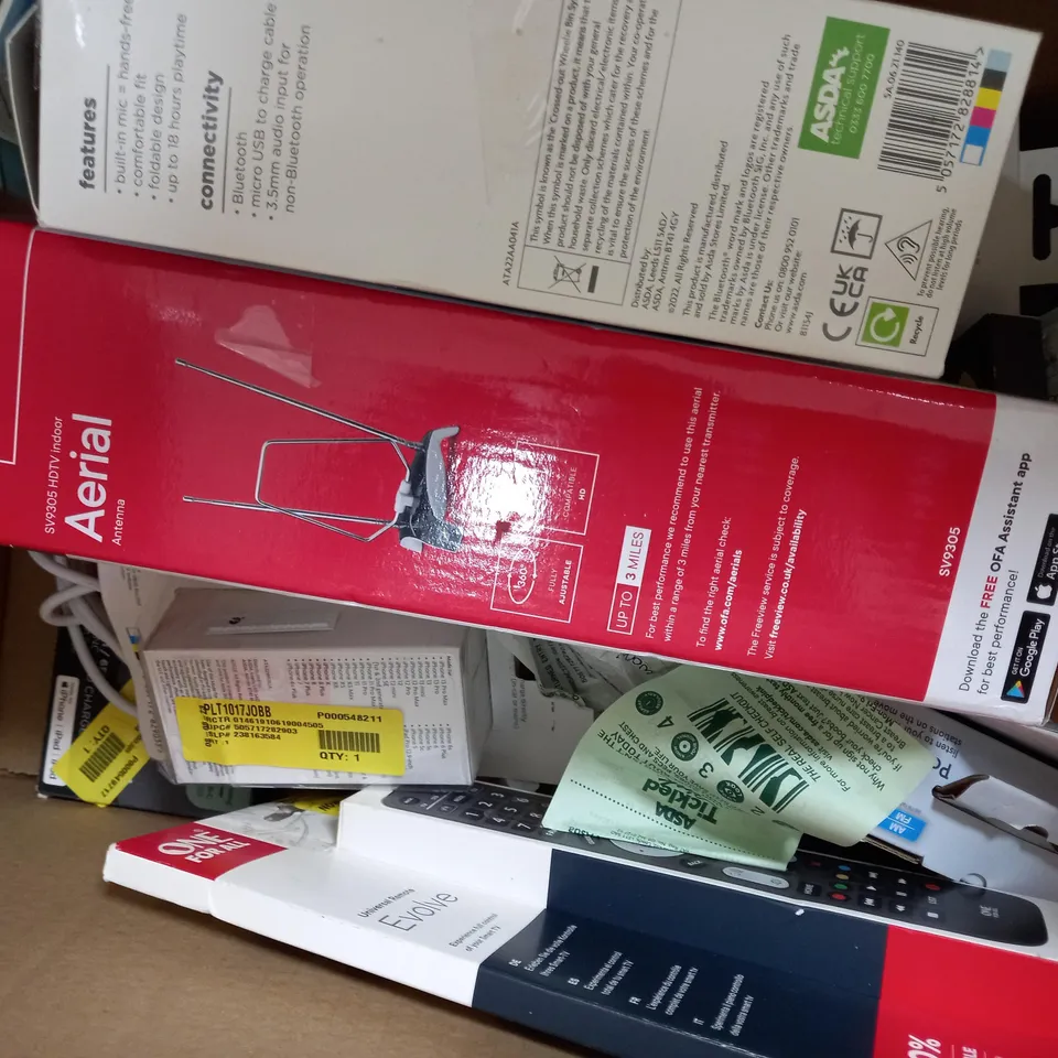 APPROXIMATELY 20 ASSORTED ITEMS TO INCLUDE BLACKWEB WIRELESS MOUSE AND PHONE CHARGING MAT, USB CUBE SOCKET, PORTABLE RADIO ETC. 