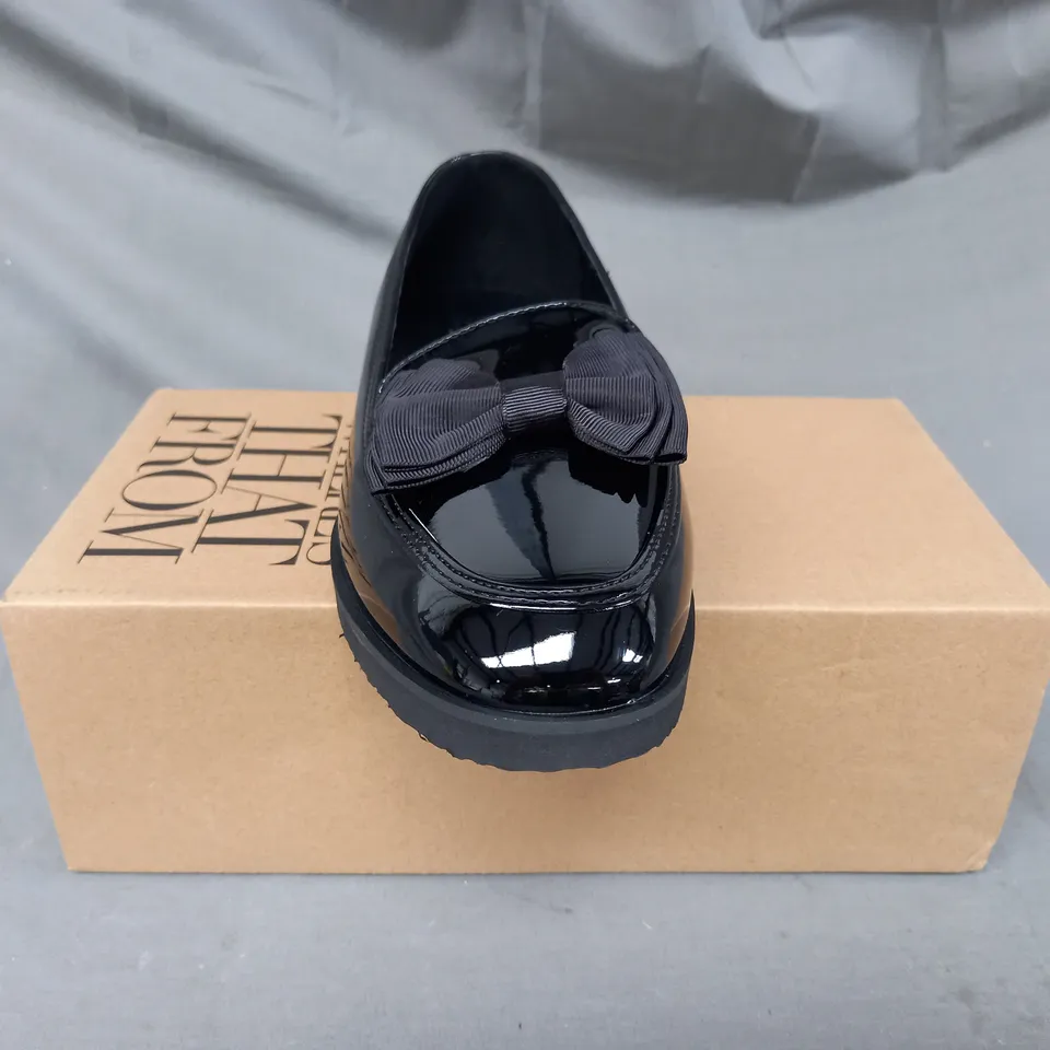 BOXED PAIR OF WHERE'S THAT FROM WOMEN'S SLIP-ON SHOES IN GLOSSY BLACK W. BOW DETAIL UK SIZE 8