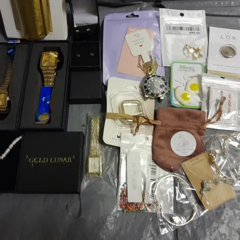 LOT OF ASSORTED JEWELLERY AND WATCH ITEMS 