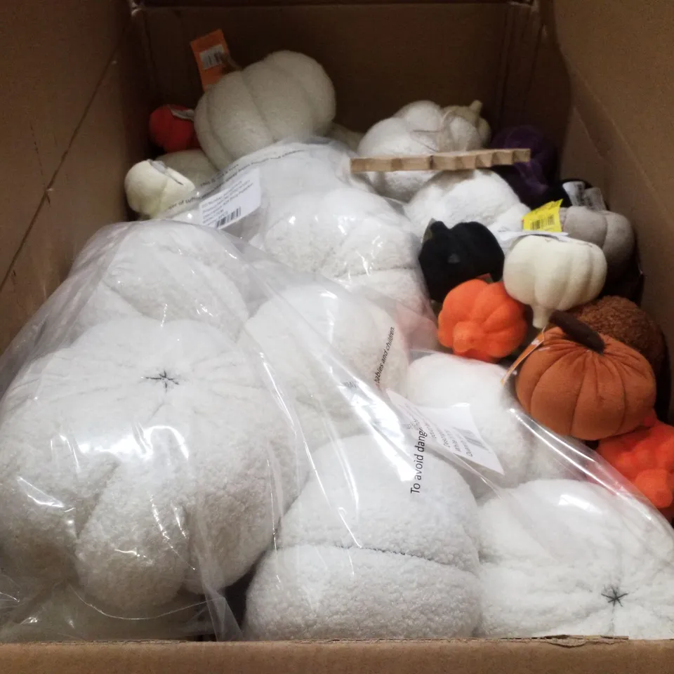 PALLET CONTAINING LARGE QUANTITY OF ASSORTED HALLOWEEN PLUSH PUMPKINS