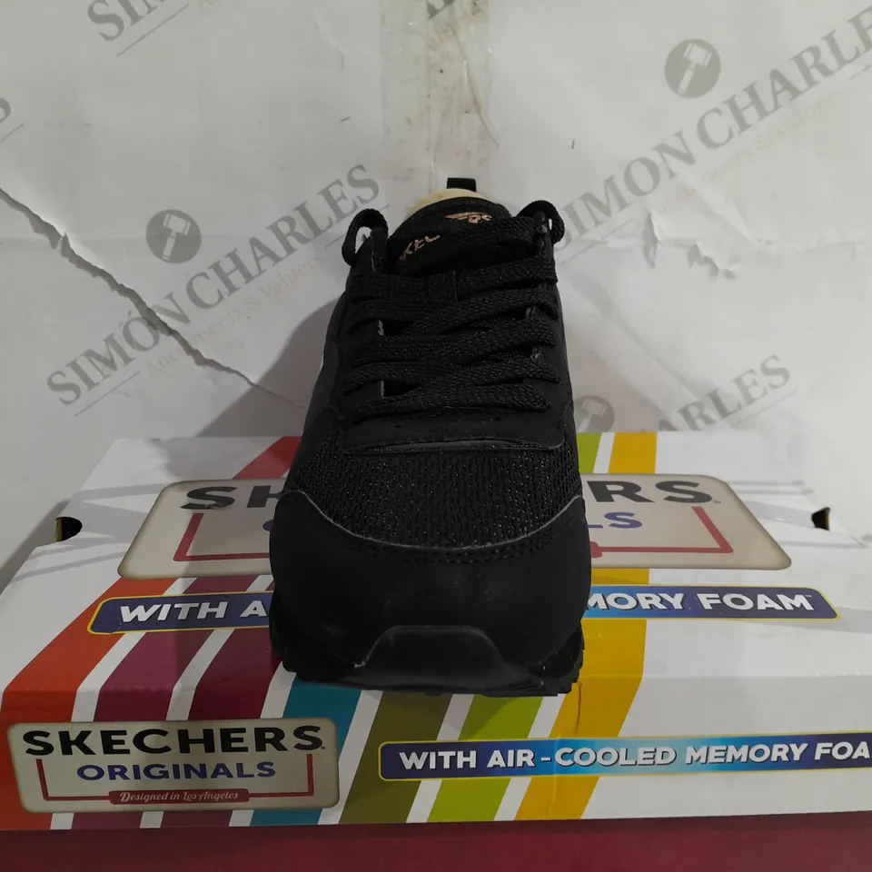 BOXED PAIR OF SKECHERS TRAINERS BLACK SIZE 5 1/2