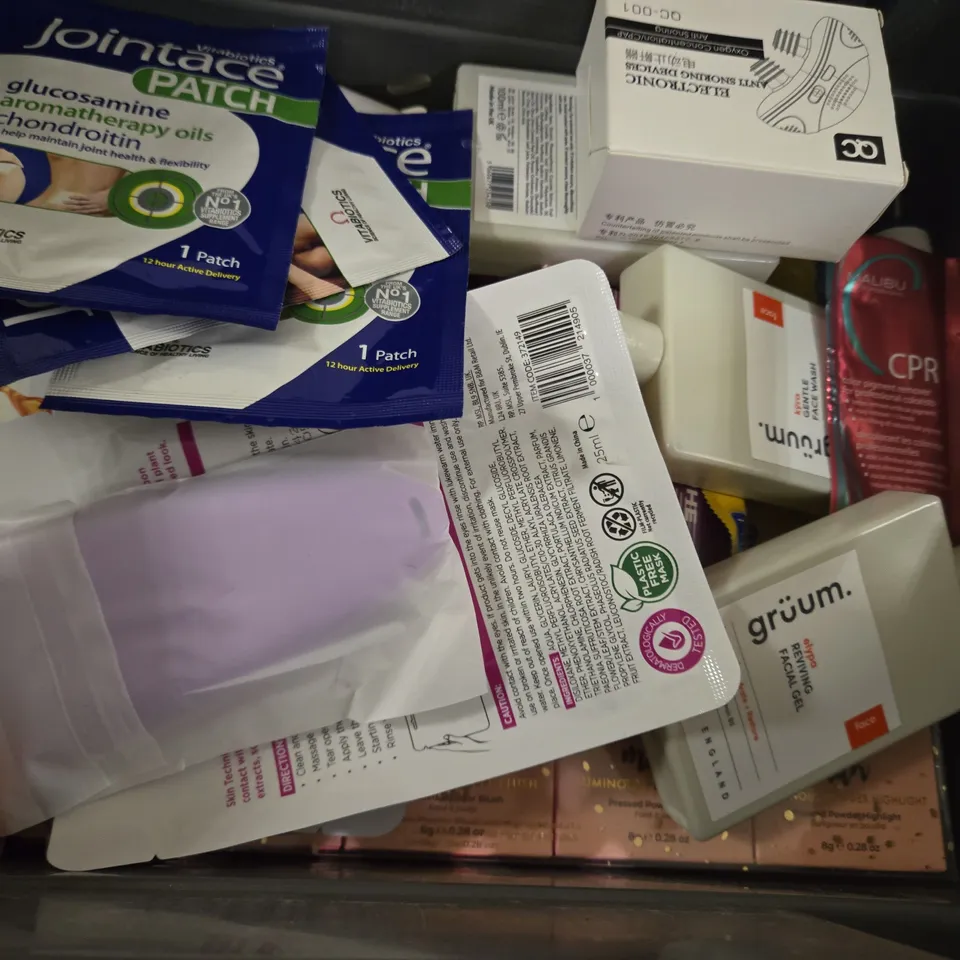 APPROXIMATELY 15 ASSORTED HEALTH & BEAUTY ITEMS TO INCLUDE - COLGATE TOTAL TOOTHPASTE , GILLETTE FUSION 5 , MONKEY HANDS STICKY ETC