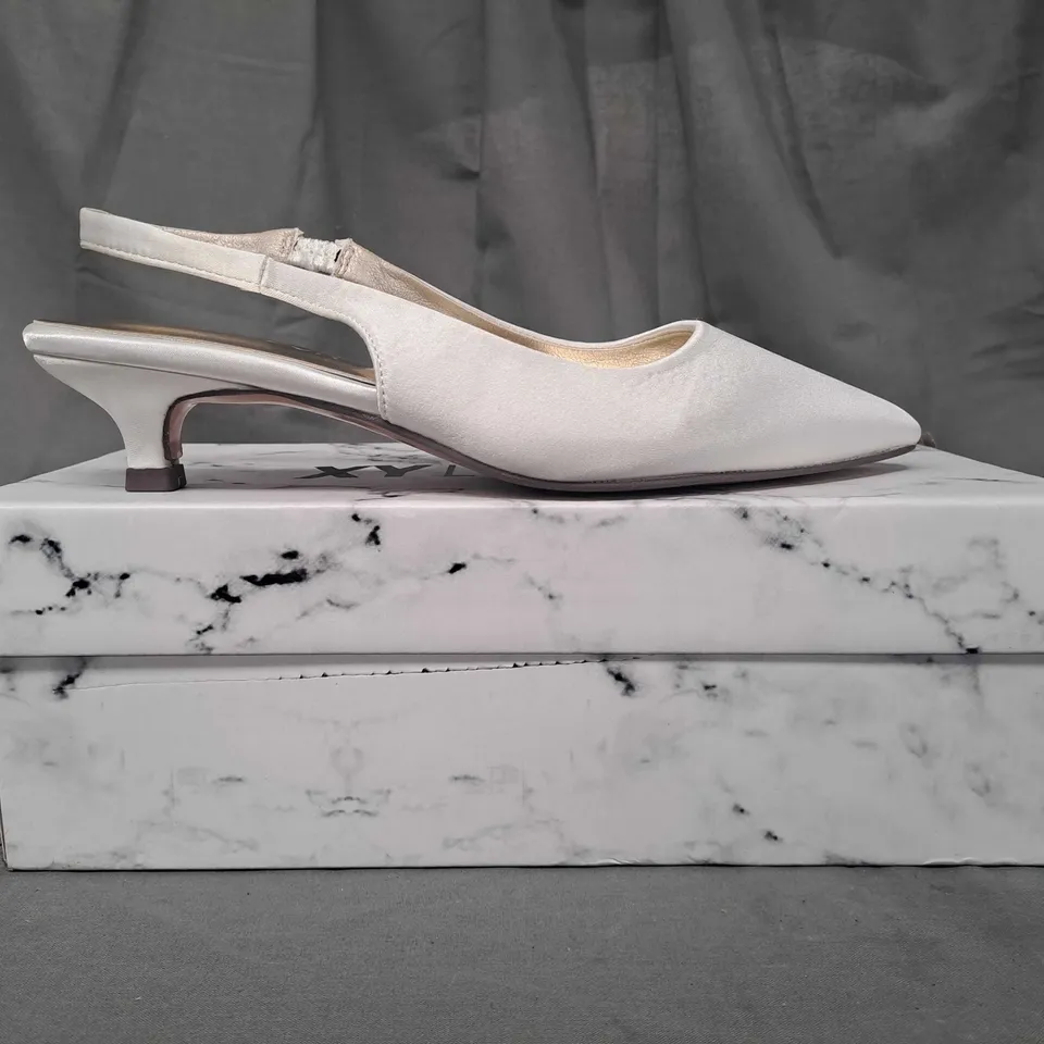 BOXED PAIR OF XY LONDON POINTED TOE LOW HEEL SHOES IN WHITE/METALLIC GOLD UK SIZE 4
