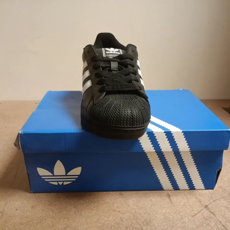 BOXED PAIR OF ADIDAS TRAINERS IN BLACK/WHITE SIZE UK 6
