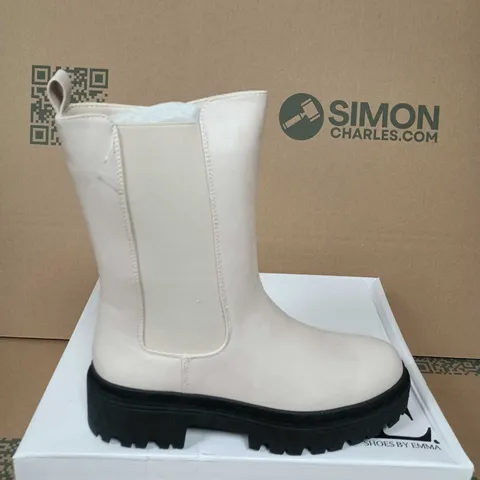 BOXED PAIR OF SHOES BY EMMA CHELSEA BOOTS – WHITE LEATHER-LOOK WITH BLACK LUG SOLE UK SIZE 5