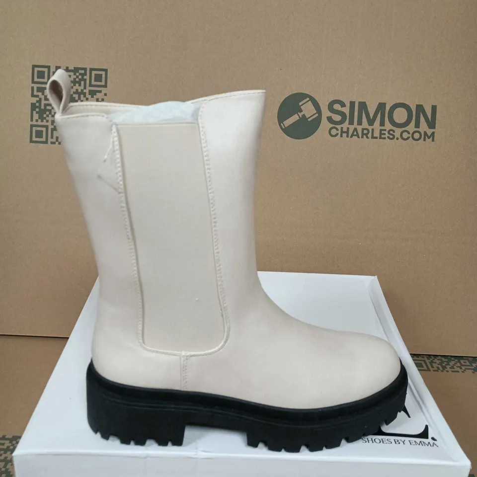 BOXED PAIR OF SHOES BY EMMA CHELSEA BOOTS – WHITE LEATHER-LOOK WITH BLACK LUG SOLE UK SIZE 5