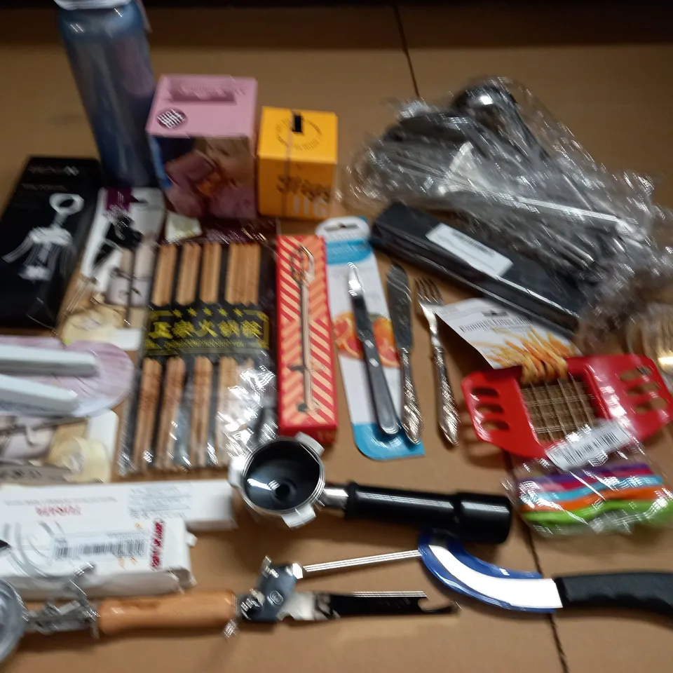 LOT OF ASSORTED KITCHEN ITEMS TO INCLUDE WING CORKSCREW, GRAPEFRUIT KNIFE, CAN OPENERS AND GARLIC PRESS