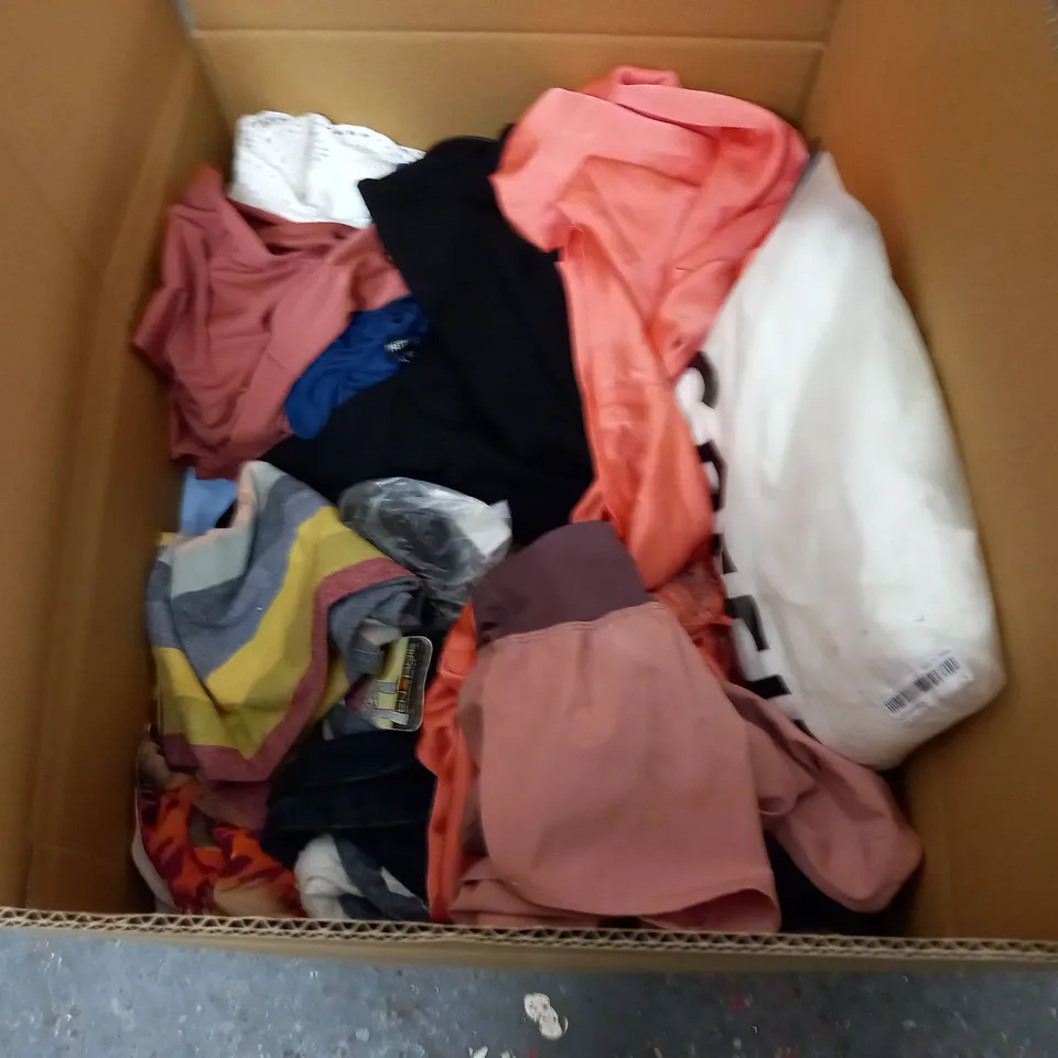 LARGE QUANTITY OF ASSORTED CLOTHING ITEMS TO INCLUDE PRETTYLITTLETHING, NIKE AND BE BEAU