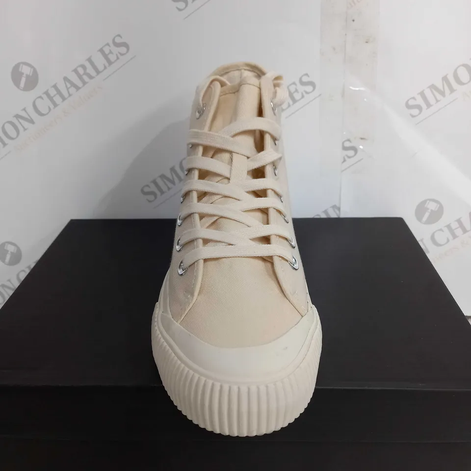 BOXED HUSH SKYE HI TOP TRAINERS - EU 39 