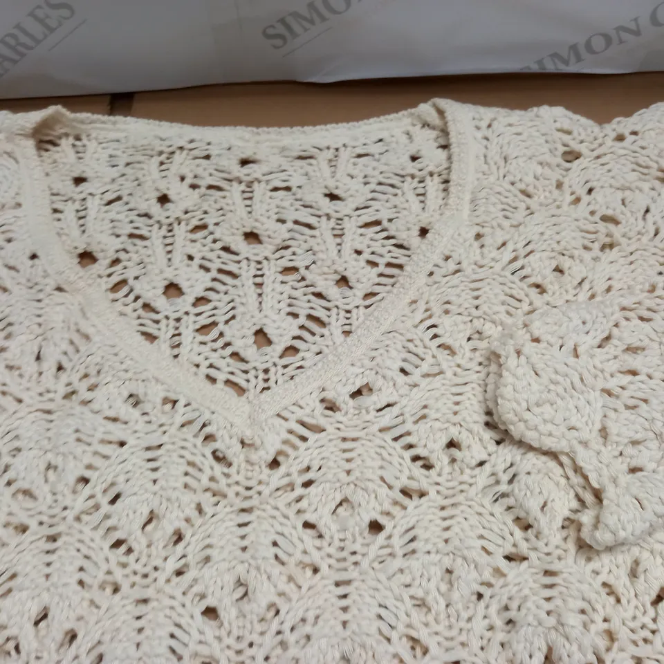 LOT OF 20 BAGGED AS NEW TEXTURED KNIT V-NECK JUMPERS IN ECRU - SIZE 1