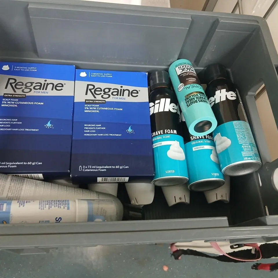 APPROXIMATELY 28 ASSORTED AEROSOL SPRAYS TO INCLUDE; ASSORTED HEALTH & BEAUTY SPRAY LOT – DEODORANTS, SHOWER GELS & HAIRCARE SPRAYS