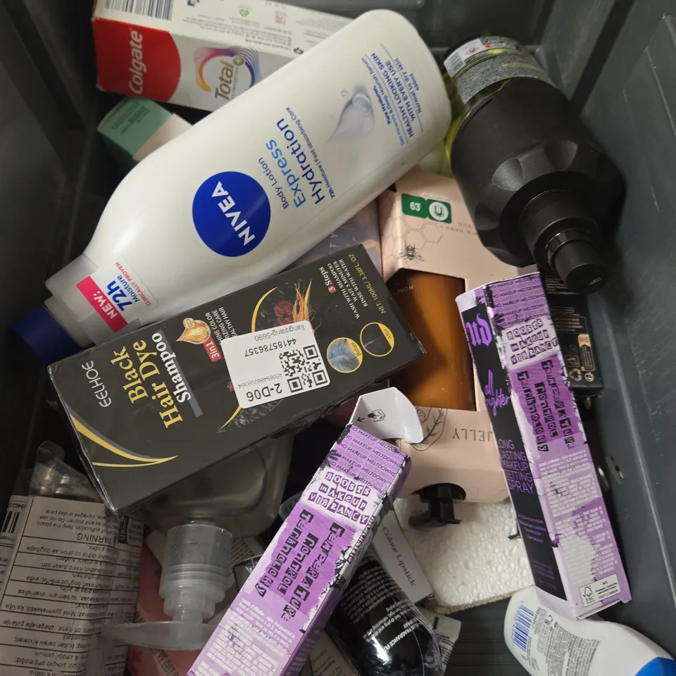 APPROXIMATELY 20 ASSORTED HEALTH & BEAUTY PRODUCTS TO INCLUDE DR SQUATCH SOAP, HAIR GROWTH SPRAY, BATH BOMB ETC