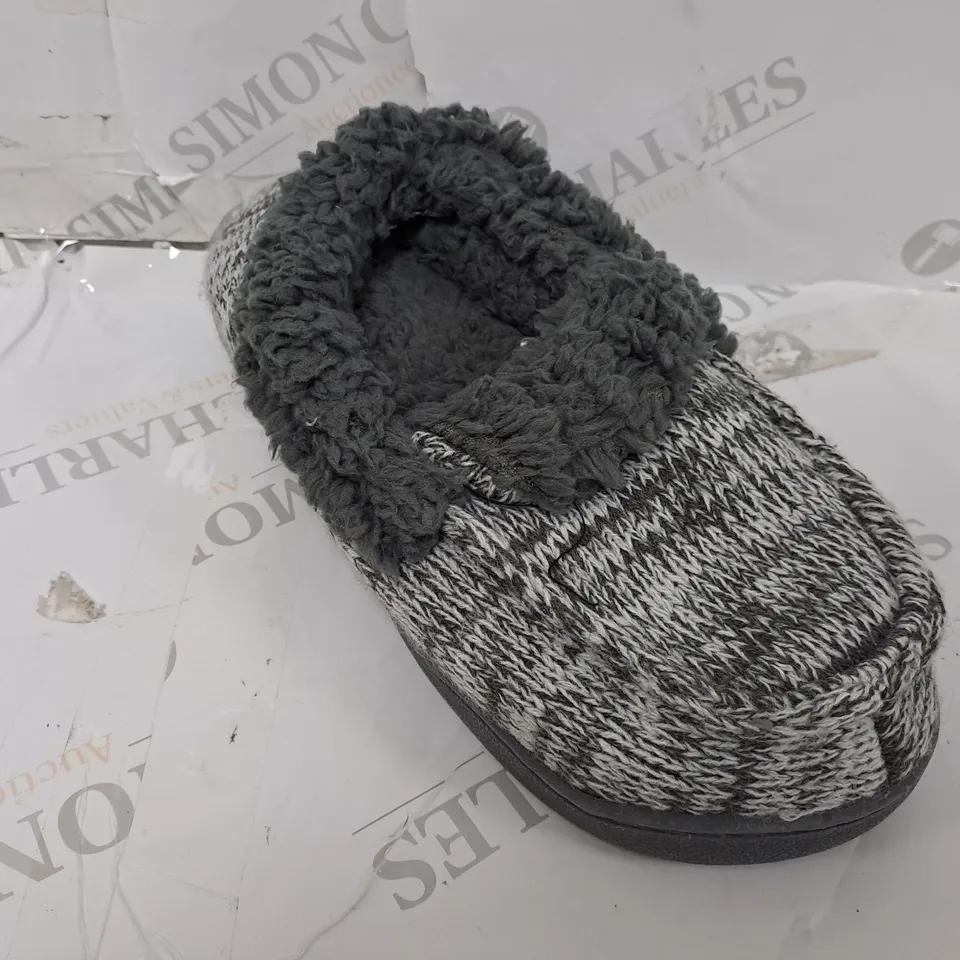 PAIR OF MUK LUKS ANAIS SLIPPERS IN GREY - SIZE 9
