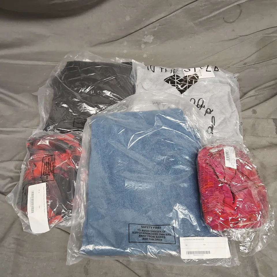 APPROXIMATELY 15 ASSORTED CLOTHING ITEMS IN VARIOUS STYLES AND SIZES 