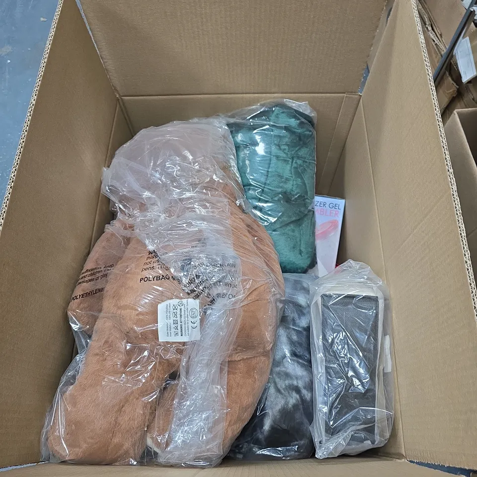 BOX OF APPROXIMATELY 12 ASSORTED ITEMS INCLUDING FREEZER GEL TUMBLER , SHOWER CURTAIN AND SHOE DRYER 