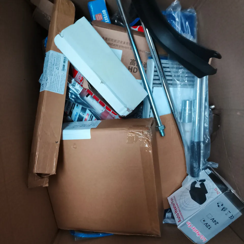 APPROXIMATELY 15 ASSORTED VEHICLE PARTS/ACCESSORIES TO INCLUDE HEATER FAN, CAR MATS, TOOLS ETC 