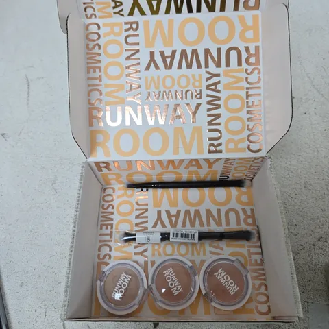 RUNWAY ROOM COSMETICS MAKE-UP SET WITH BRUSH β 3 ROUND COMPACTS IN BOX