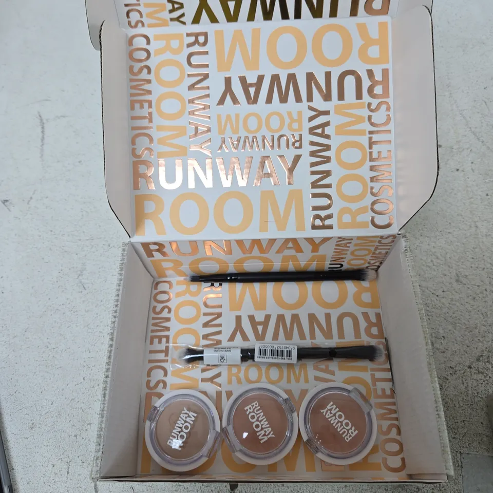 RUNWAY ROOM COSMETICS MAKE-UP SET WITH BRUSH – 3 ROUND COMPACTS IN BOX