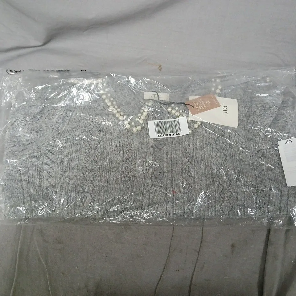 JDY GREY KNITTED CARDIGAN – UK SIZE S WITH PEARL NECKLACE