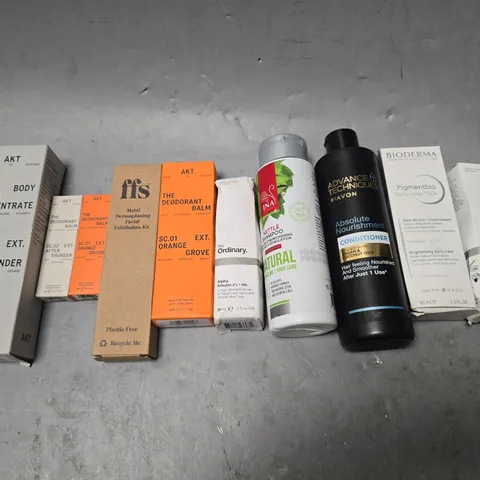 APPROXIMATEY 15 ASSORTED HEALTH AND BEAUTY PRODUCTS TO INCLUDE THE ORDINARY, AKT, AND AVON CONDITIONER ETC. 