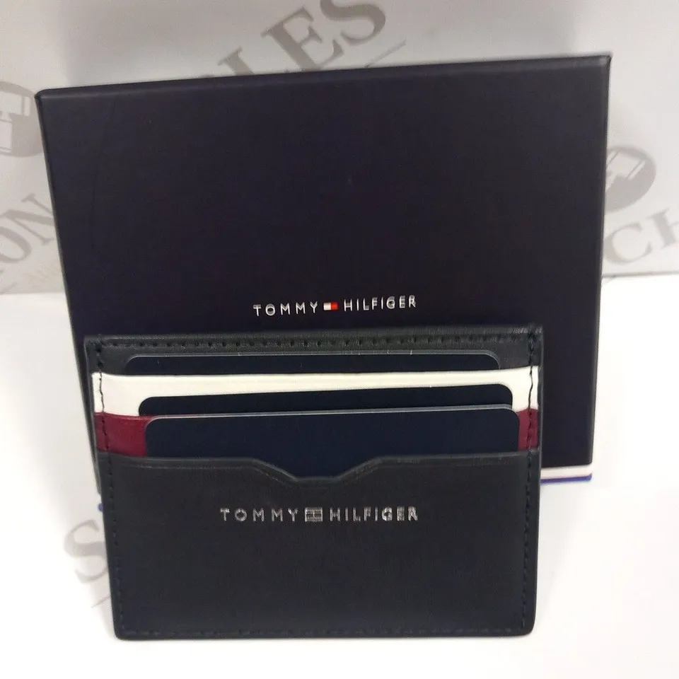 BOXED TOMMY HILFIGER THE CENTRAL SMOOTH WALLET