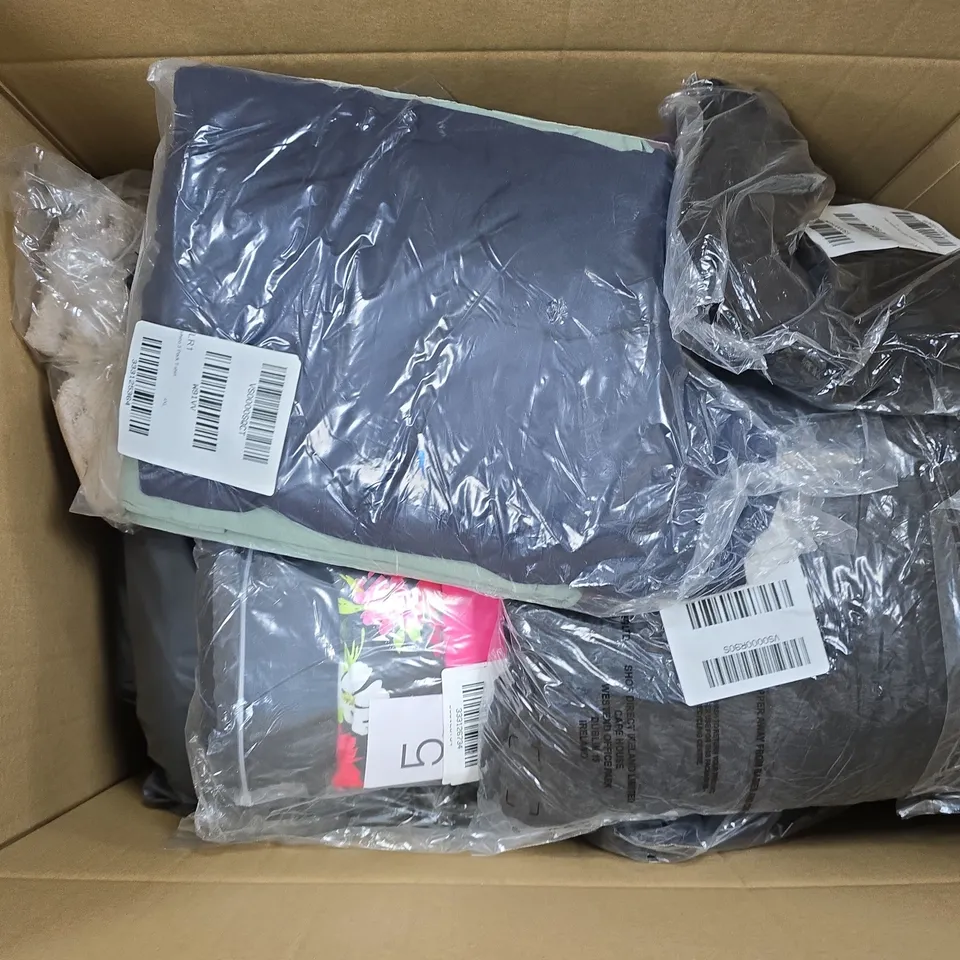 APPROXIMATELY 12 ASSORTED ITEMS TO INCLUDE VAMP WIG BLACK, SLIMLEG TROUSERS, 5 PACK OF T-SHIRTS, ETC