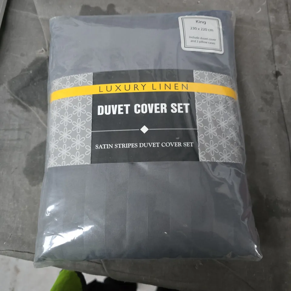 BOX OF APPROXIMATELY 12 ASSORTED ITEMS TO INCLUDE: EXTENSION BAR AND DUVET SET