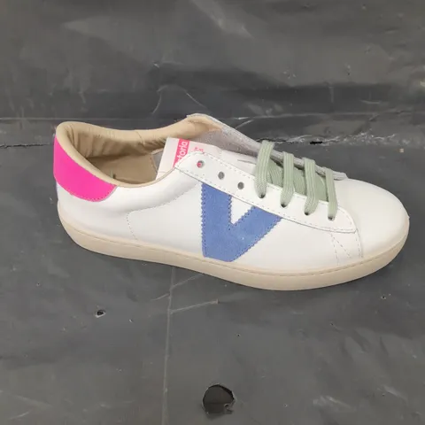 PAIR OF VICTORIA WOMEN'S BERLIN TRAINERS - 6