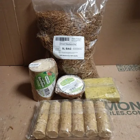 TOTE OF APPROXIMATELY 20 X ASSORTED BIRD FEED ITEMS TO INCLUDE DRIED MEALWORMS 5L BAG, RPSB SUPER SUET COCONUT HALF, GARDMAN SUET FILLED BAMBOO ETC