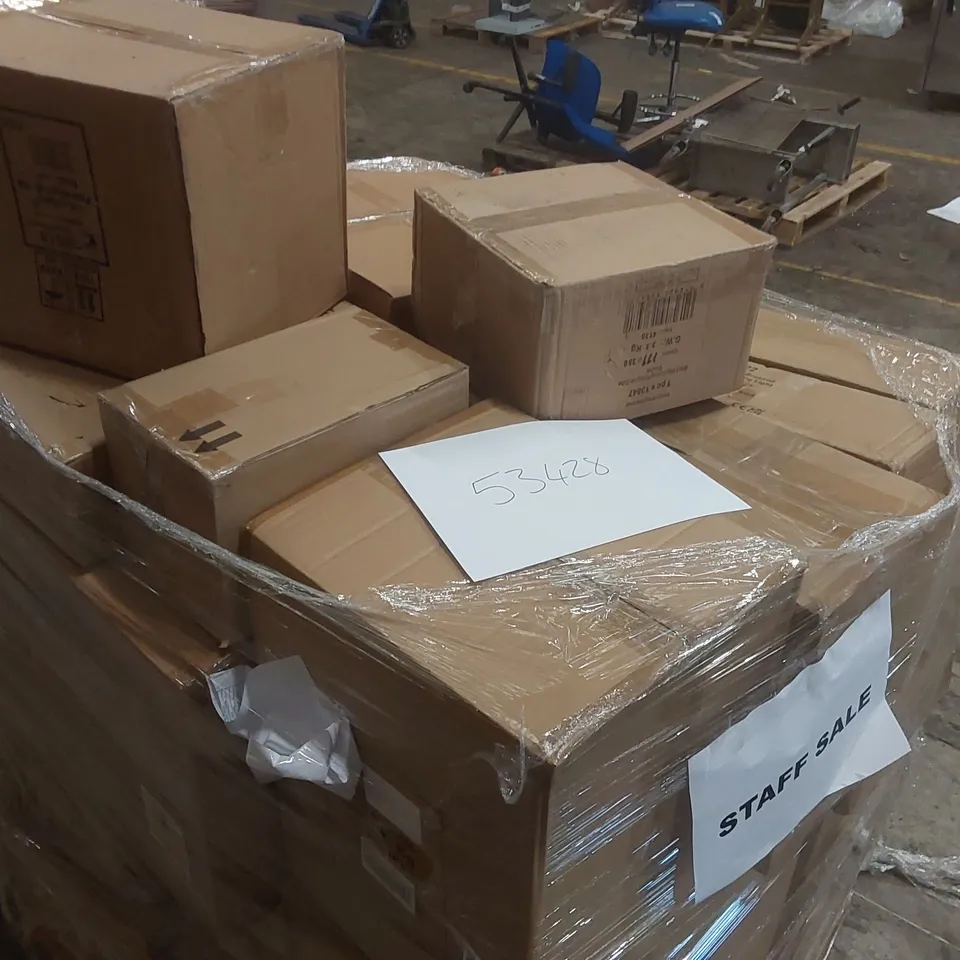 PALLET CONTAINING A VERY LARGE QUANTITY OF ASSORTED LIGHTING ITEMS
