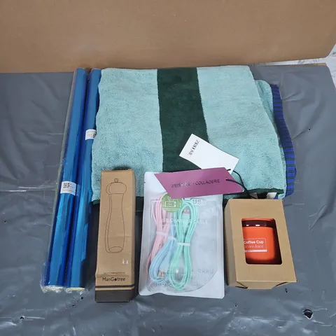 BOX OF APPROXIMATELY 12 ASSORTED HOUSEHOLD ITEMS TO INCLUDE - TOWEL - CUP - CHARGING CABLE - ETC