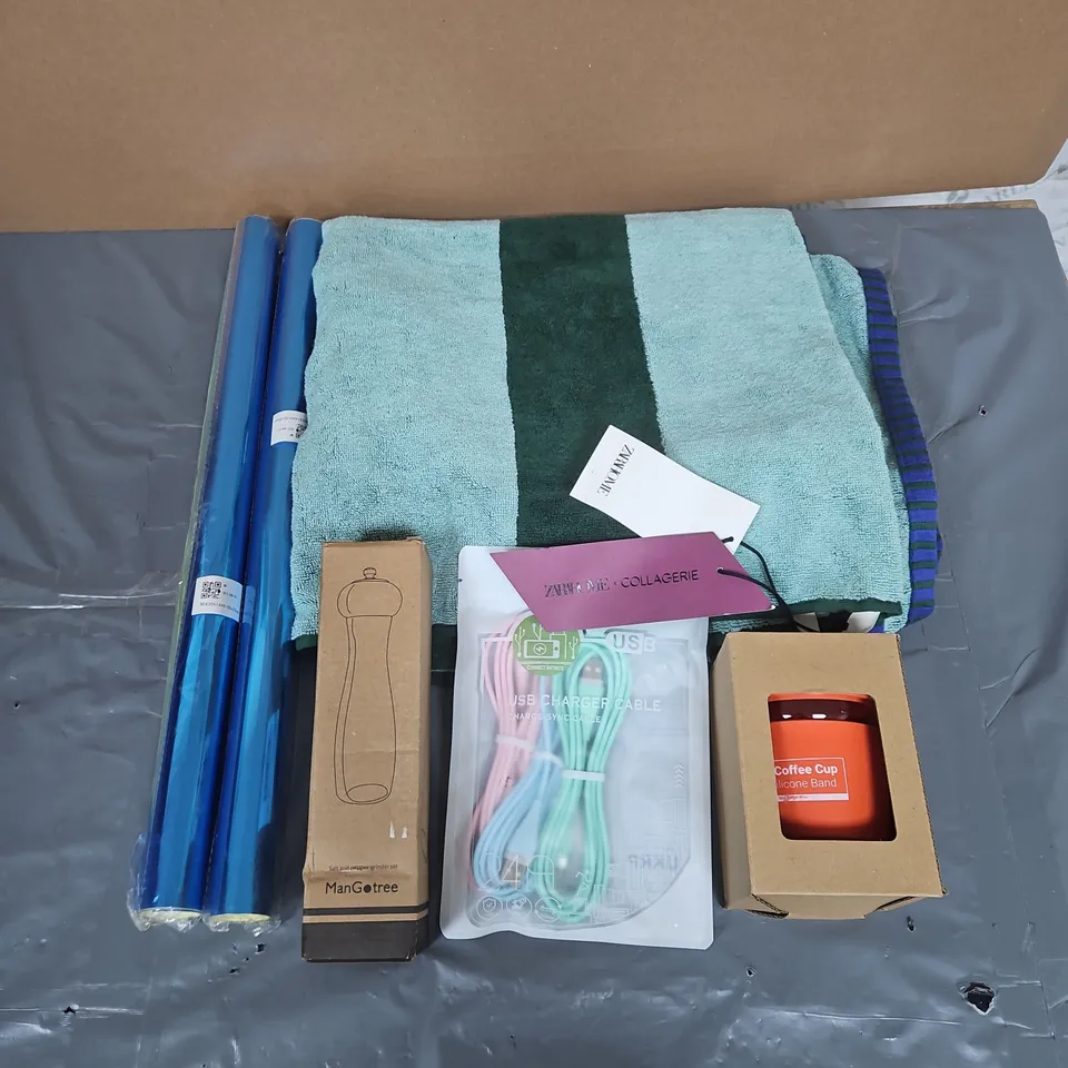 BOX OF APPROXIMATELY 12 ASSORTED HOUSEHOLD ITEMS TO INCLUDE - TOWEL - CUP - CHARGING CABLE - ETC