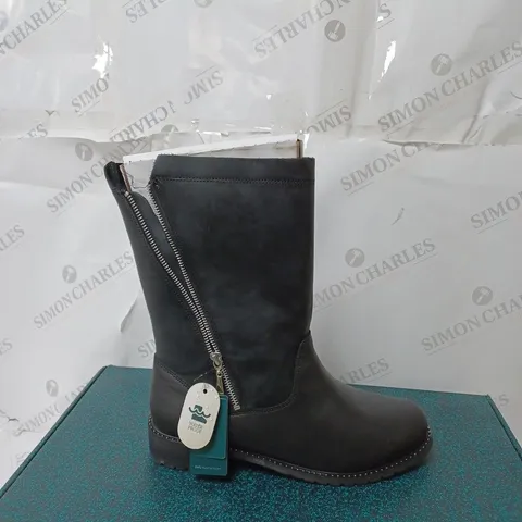 EMU AUSTRALIA EXPLORE YANCOAL BLACK SIZE 8  - BOXED 