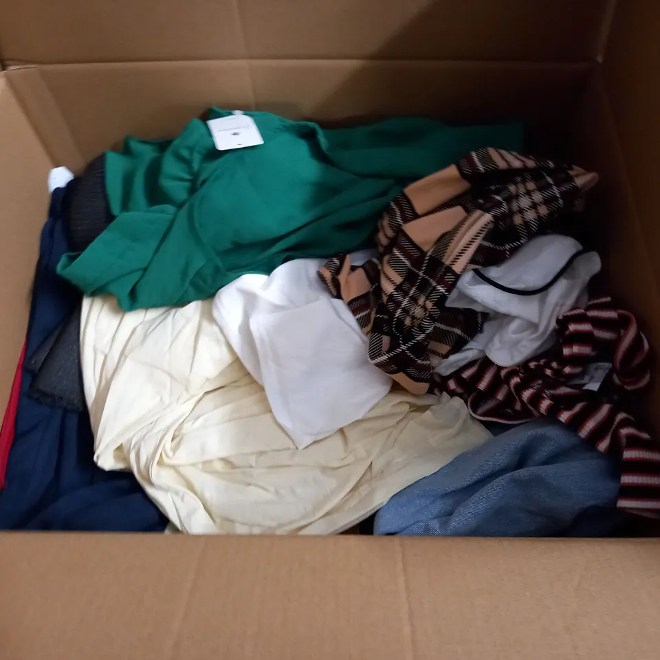 LARGE QUANTITY OF ASSORTED CLOTHING ITEMS TO INCLUDE DYNASTY, BOOHOO AND H&M