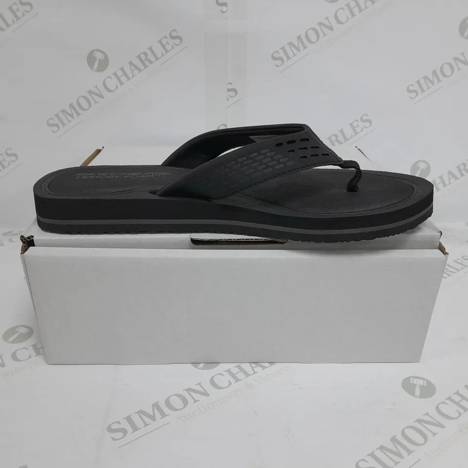 BOXED PAIR OF SKECHERS TOCKER FLIP FLOPS IN BLACK SIZE 10 