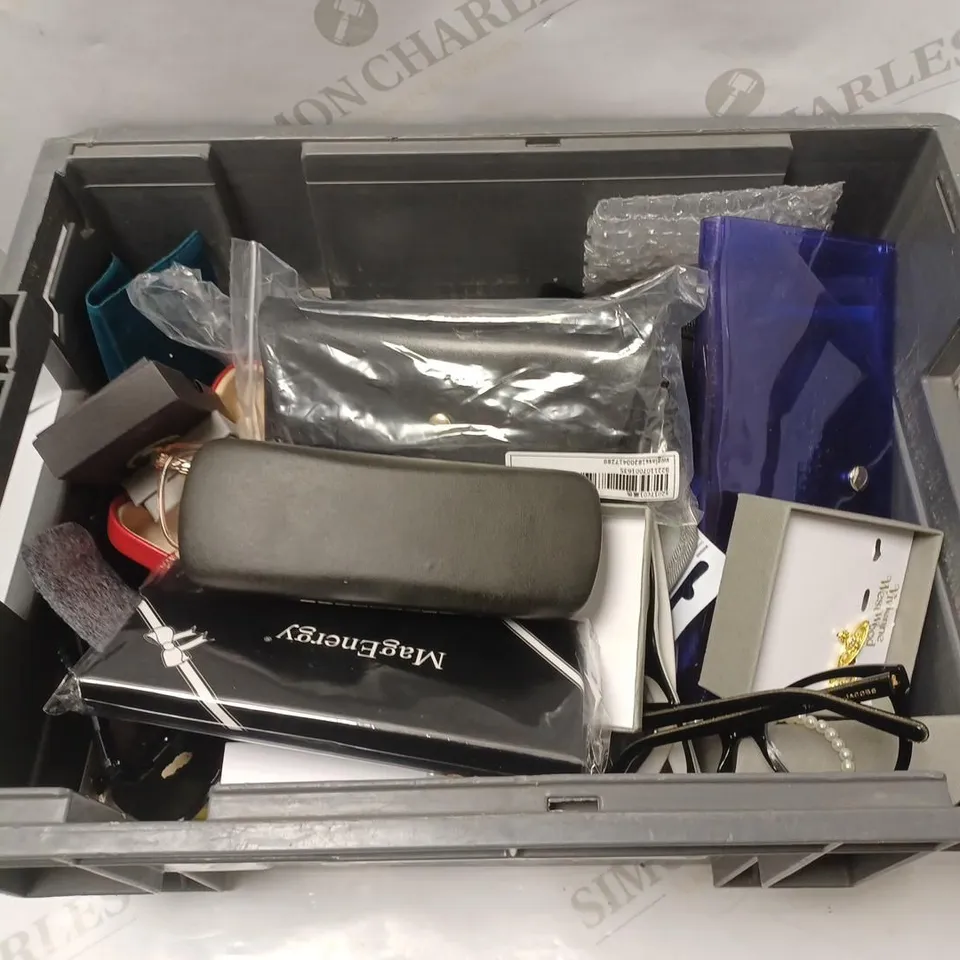 LOT OF APPROXIMATELY 15 ASSORTED GLASSES AND JEWELLERY TO INCLUDE EYESPACE, VIVIENNE WESTWOOD, MARC JACOBS, ETc