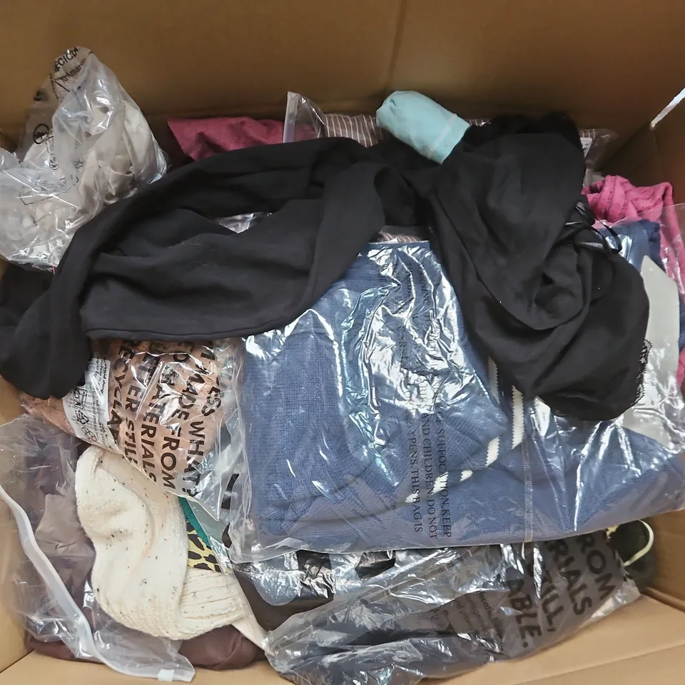 APPROXIMATELY 35 ASSORTED CLOTHING ITEMS IN VARIOUS SIZES, STYLES & COLOURS TO INCLUDE TOPS, BOTTOMS, JACKETS, ETC - COLLECTION ONLY