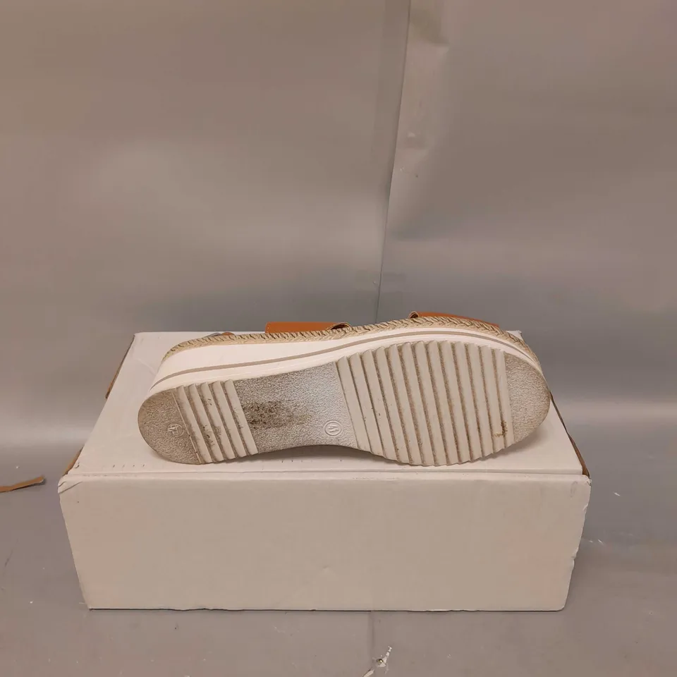 BOXED ADESSO LEATHER SANDALS SIZE 41