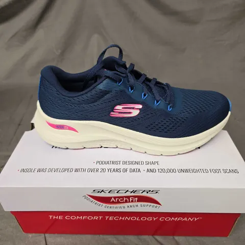 BOXED PAIR OF SKECHERS ARCH FIT TRAINERS IN NAVY - 7
