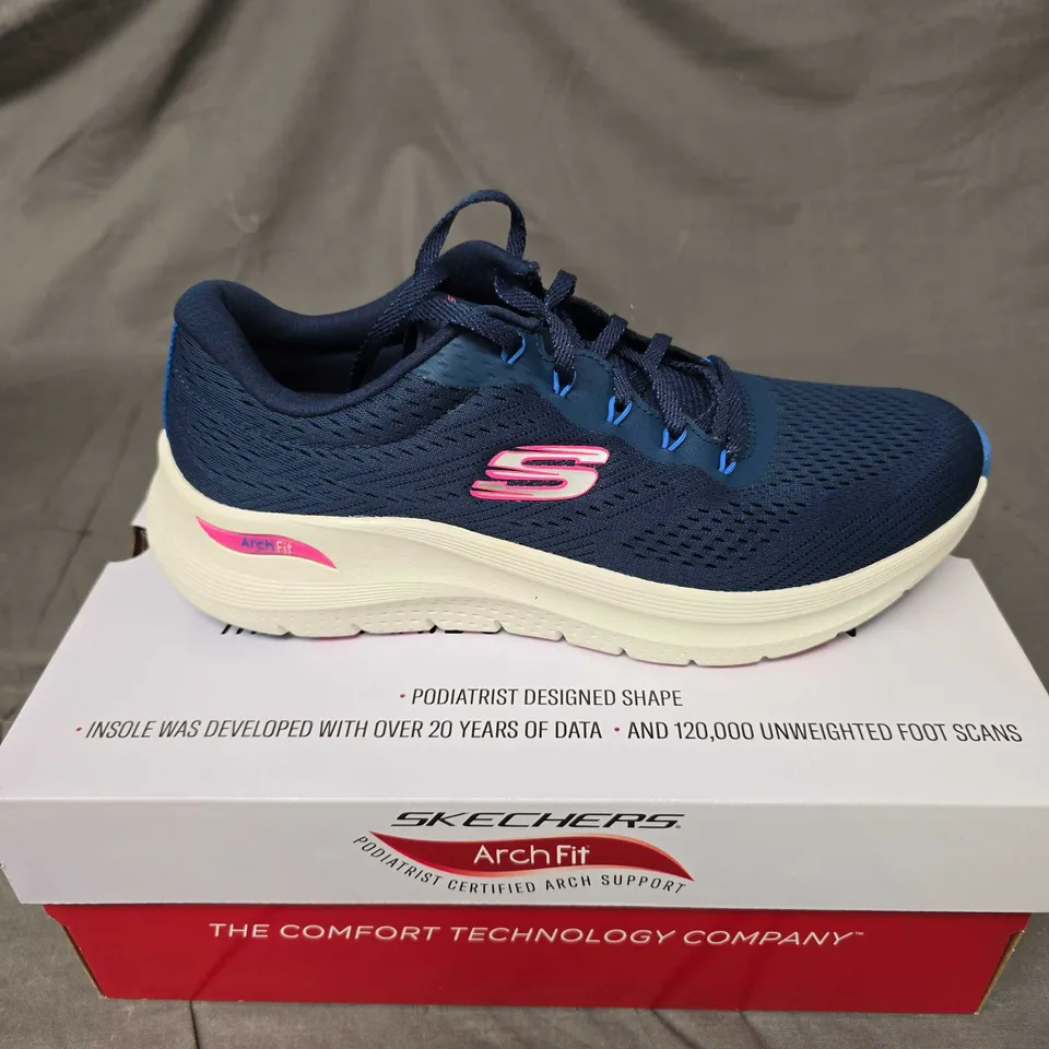 BOXED PAIR OF SKECHERS ARCH FIT TRAINERS IN NAVY - 7