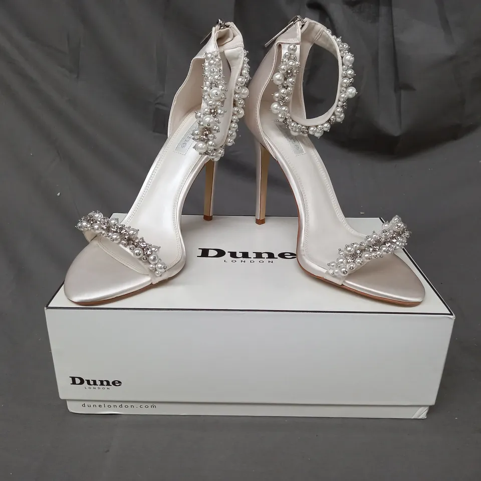 BOXED PAIR OF DUNE LONDON 513 BEADED ANKLE TRIM WEDDING HEELS IN IVORY SATIN SIZE 7