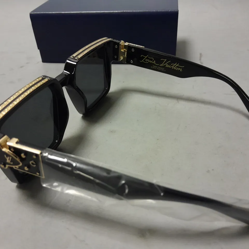 LOUIS VUITTON CHUNKY FRAMED GLASSES IN CASE