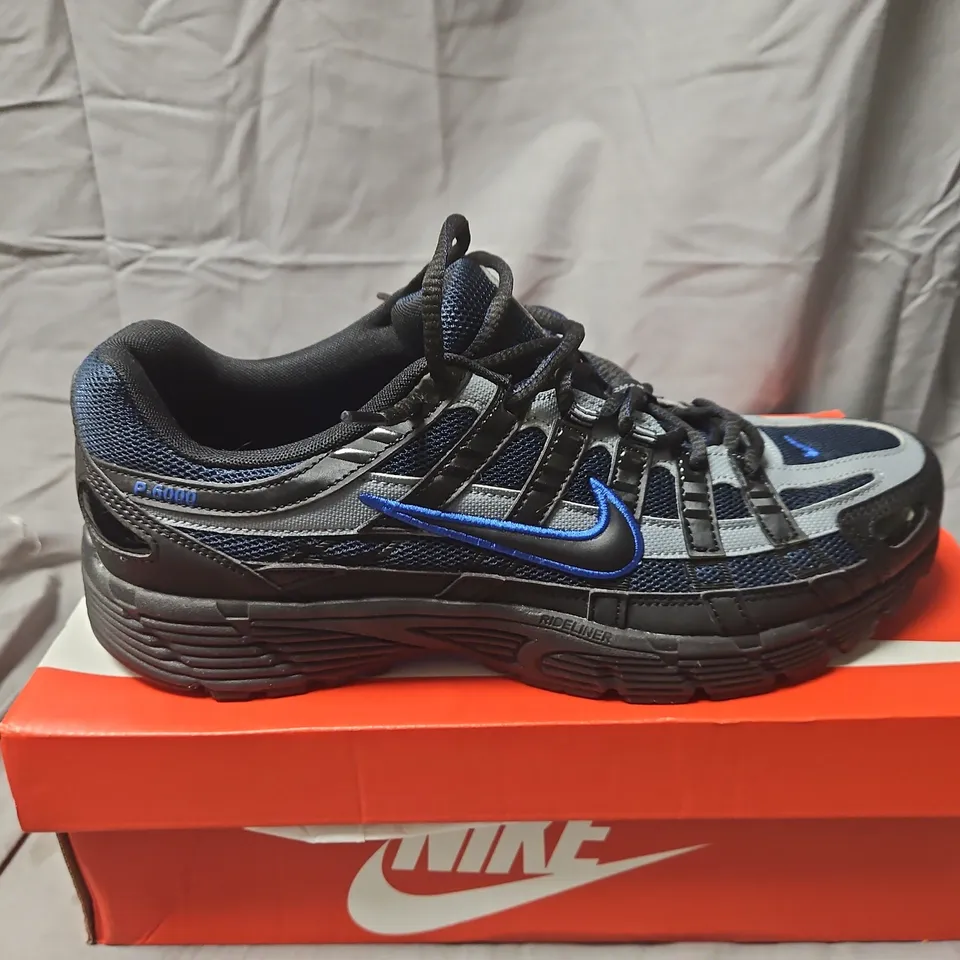 BOXED NIKE P-6000 TRAINERS – BLACK/GREY WITH BLUE ACCENTS, UK 11