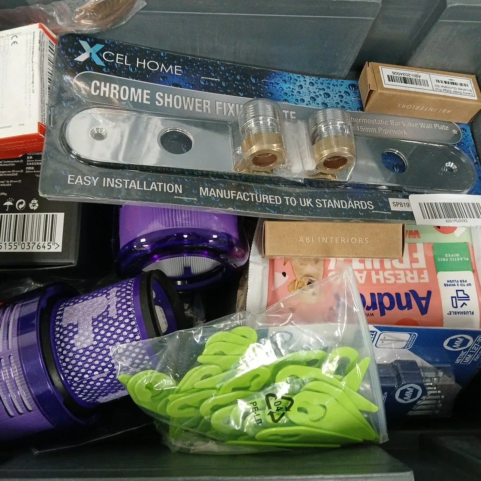 APPROXIMATELY 15 ASSORTED HOUSEHOLD ITEMS TO INCLUDE SHOWER FIXING PLATE, ELECTRONIC LUGGAGE SCALE, WIPES, ETC