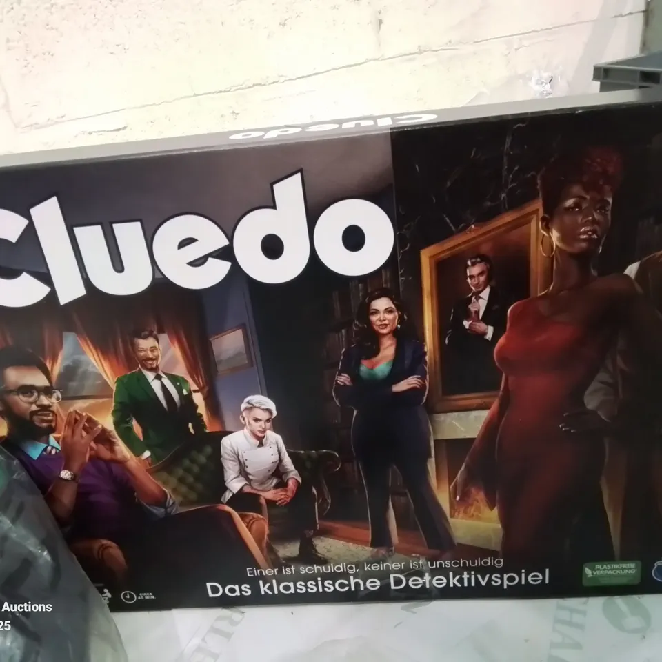 BOX CONTAINING APPROXIMATELY 10 TOYS TO INCLUDE:CLUEDO, BASKET BALL HOOP GAME, POLLY POCKET SET, DRESS UP SETS, RC DINOSAUR ETC.