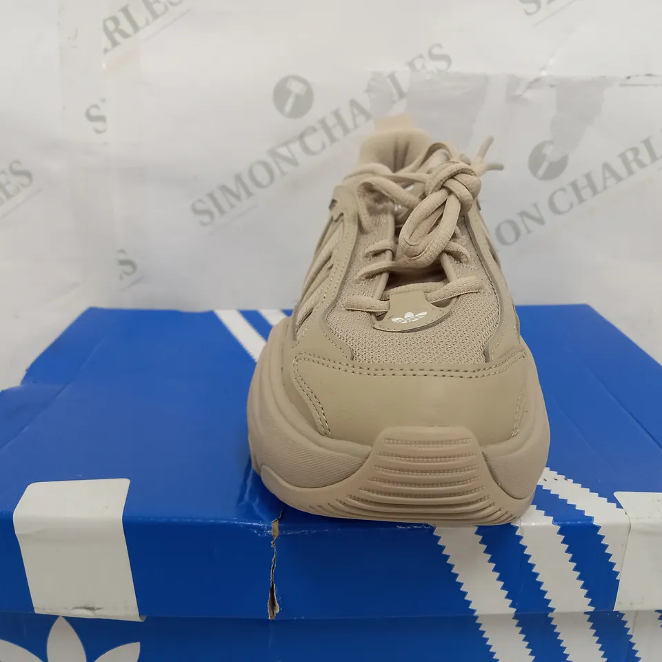 BOXED PAIR OF ADIDAS ORGINAL AOZGAIA WOMENS TRAINERS IN BEIGE - UK 4