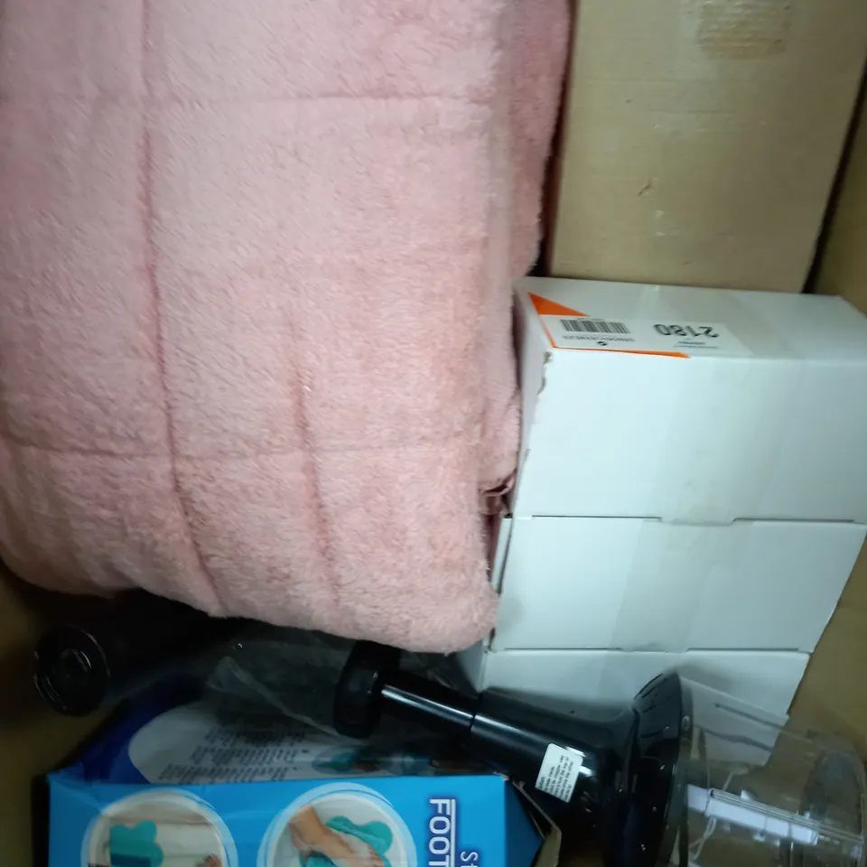 BOX OF APPROXIMATELY 10 ASSORTED ITEMS TO INCLUDE FOOD CHOPPER, SHOES, BLANKET ETC