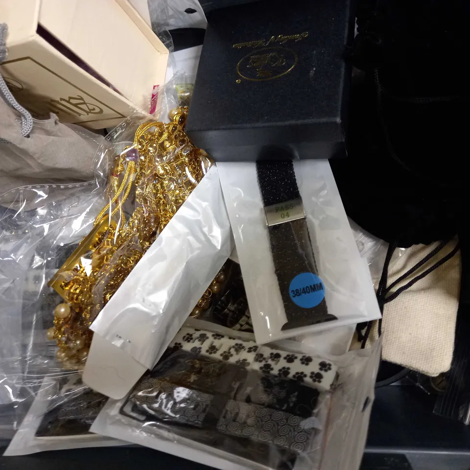 LOT OF APPROXIMATELY 20 JEWELLERY ITEMS, TO INCLUDE EARRINGS, NECKLACES, ETC